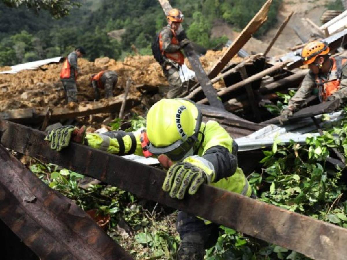Suspenden búsqueda de soterrados por alud causado por Eta en Guatemala