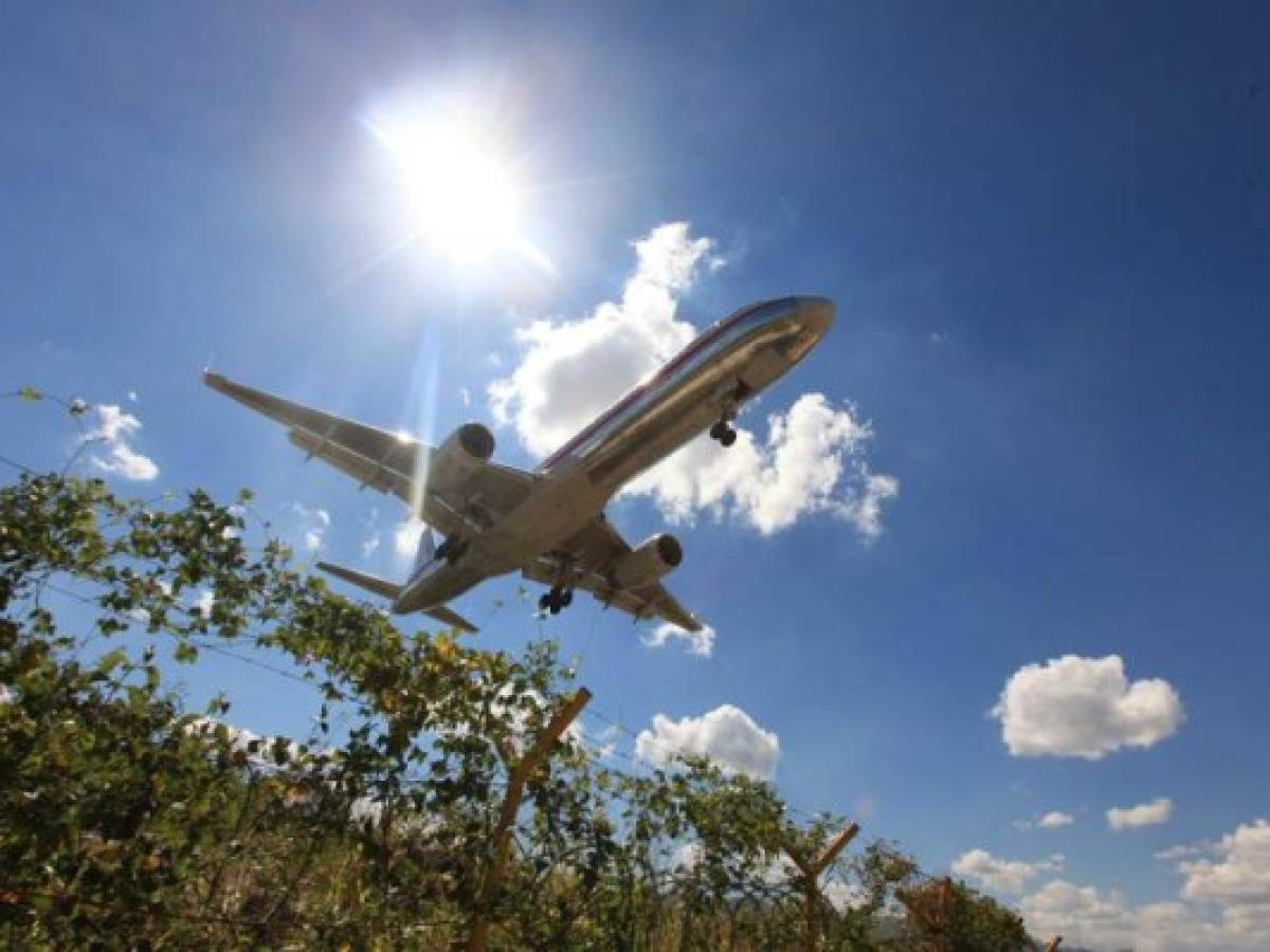 El Aeropuerto Internacional Toncontin, en Tegucigalpa, es la principal puerta de entrada al país; hasta que se termine Palmerola. El Aeropuerto Internacional Toncontin, en Tegucigalpa, es la principal puerta de entrada al país; hasta que se termine Palmerola.