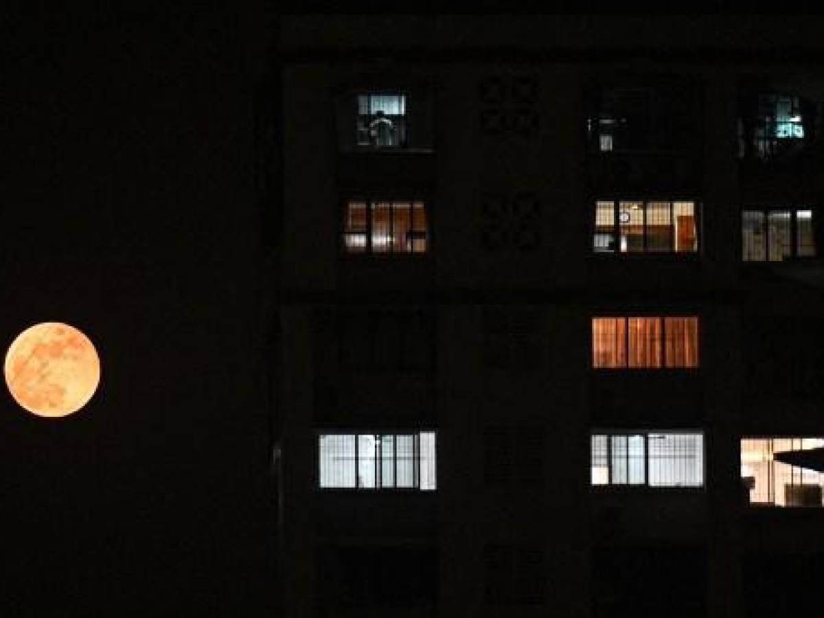 <i>La ‘luna de sangre’ se ve después de un eclipse lunar total cerca de un edificio residencial en Mumbai el 8 de noviembre de 2022. (Foto de Punit PARANJPE / AFP)</i> <i>La ‘luna de sangre’ se ve después de un eclipse lunar total cerca de un edificio residencial en Mumbai el 8 de noviembre de 2022. (Foto de Punit PARANJPE / AFP)</i>