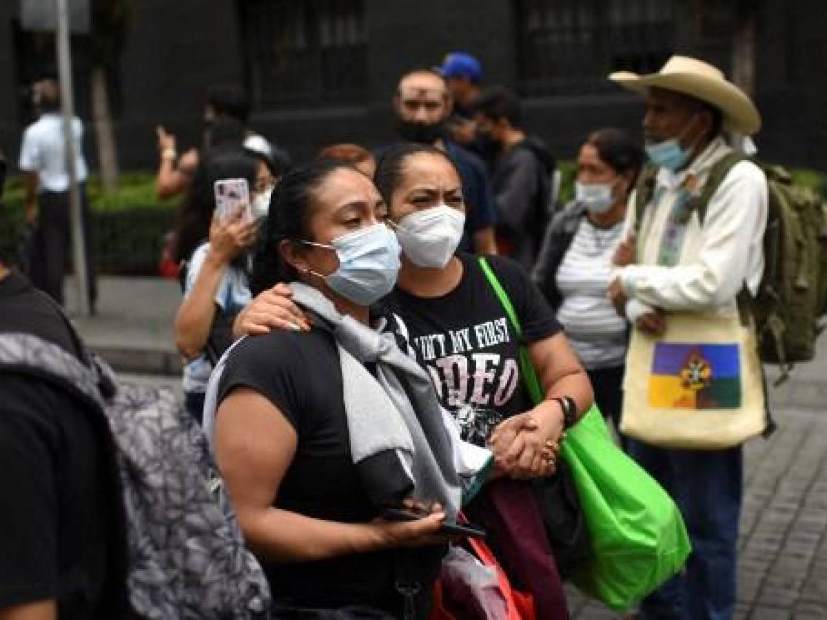 La gente permanece en la calle después de un terremoto en la Ciudad de México el 19 de septiembre de 2022. - Un poderoso terremoto sacudió el oeste de México el lunes, sacudiendo edificios a cientos de millas de distancia en la Ciudad de México en el aniversario de dos grandes temblores en 1985 y 2017, dijeron sismólogos. . La agencia sismológica nacional informó que el sismo fue de magnitud 7,4, mientras que el Servicio Geológico de Estados Unidos lo estimó en 7,6. (Foto de Pedro PARDO / AFP) La gente permanece en la calle después de un terremoto en la Ciudad de México el 19 de septiembre de 2022. - Un poderoso terremoto sacudió el oeste de México el lunes, sacudiendo edificios a cientos de millas de distancia en la Ciudad de México en el aniversario de dos grandes temblores en 1985 y 2017, dijeron sismólogos. . La agencia sismológica nacional informó que el sismo fue de magnitud 7,4, mientras que el Servicio Geológico de Estados Unidos lo estimó en 7,6. (Foto de Pedro PARDO / AFP)