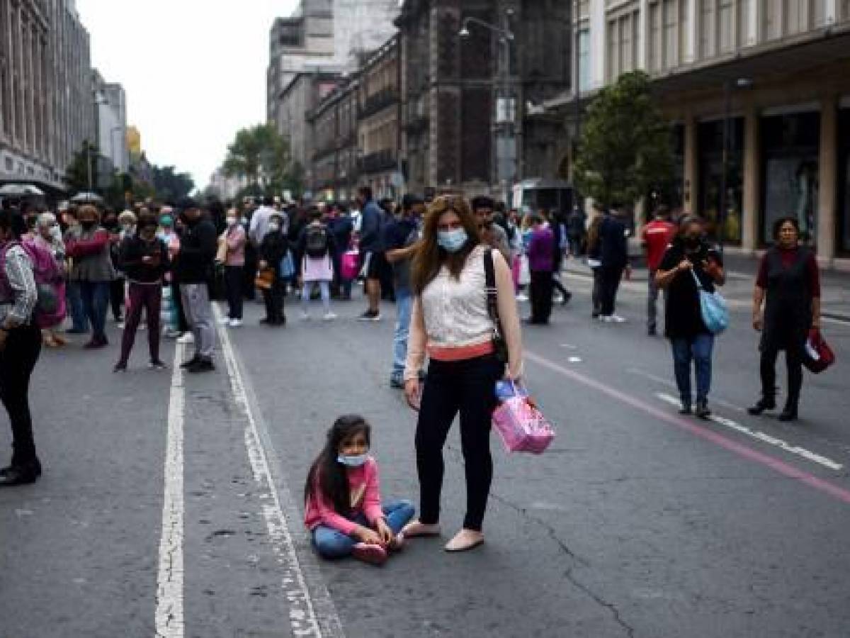 La gente permanece en las calles después de un terremoto en la Ciudad de México el 19 de septiembre de 2022. - Un terremoto de magnitud 6.8 sacudió el oeste de México el lunes, sacudiendo edificios en la Ciudad de México en el aniversario de dos grandes temblores en 1985 y 2017, dijeron sismólogos. (Foto de Pedro PARDO / AFP) La gente permanece en las calles después de un terremoto en la Ciudad de México el 19 de septiembre de 2022. - Un terremoto de magnitud 6.8 sacudió el oeste de México el lunes, sacudiendo edificios en la Ciudad de México en el aniversario de dos grandes temblores en 1985 y 2017, dijeron sismólogos. (Foto de Pedro PARDO / AFP)