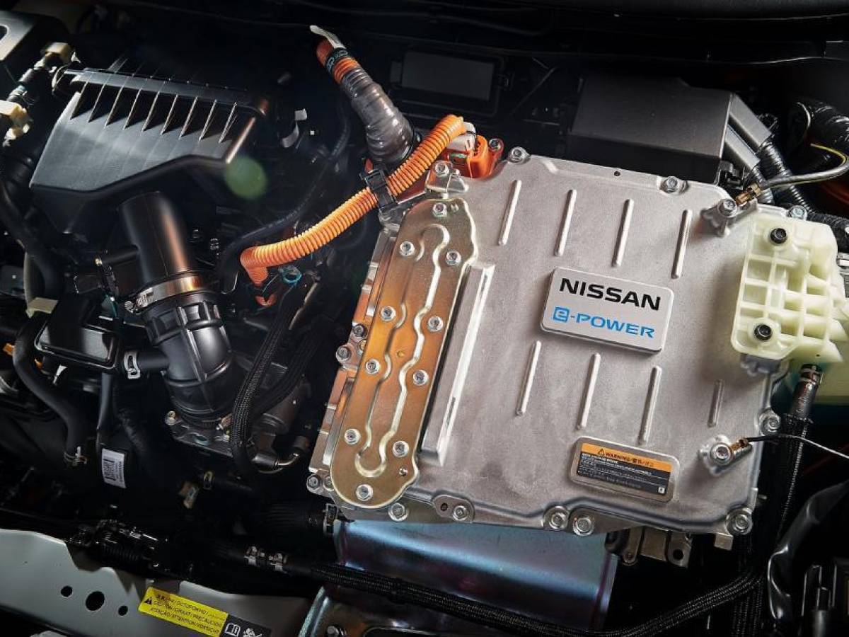 Con e-POWER las ruedas son impulsadas 100% por el motor eléctrico, mientras que un motor generador a gasolina se encarga únicamente de recargar la batería del vehículo. Esto elimina la necesidad de conectarlo a cargadores eléctricos. Con e-POWER las ruedas son impulsadas 100% por el motor eléctrico, mientras que un motor generador a gasolina se encarga únicamente de recargar la batería del vehículo. Esto elimina la necesidad de conectarlo a cargadores eléctricos.
