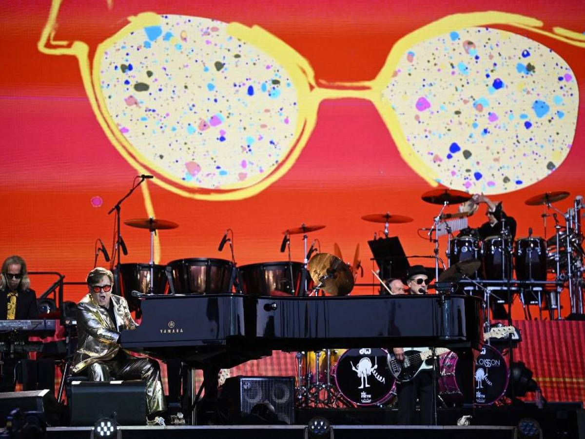 Brillo y lentejuelas para la despedida de Elton John de Inglaterra en Glastonbury