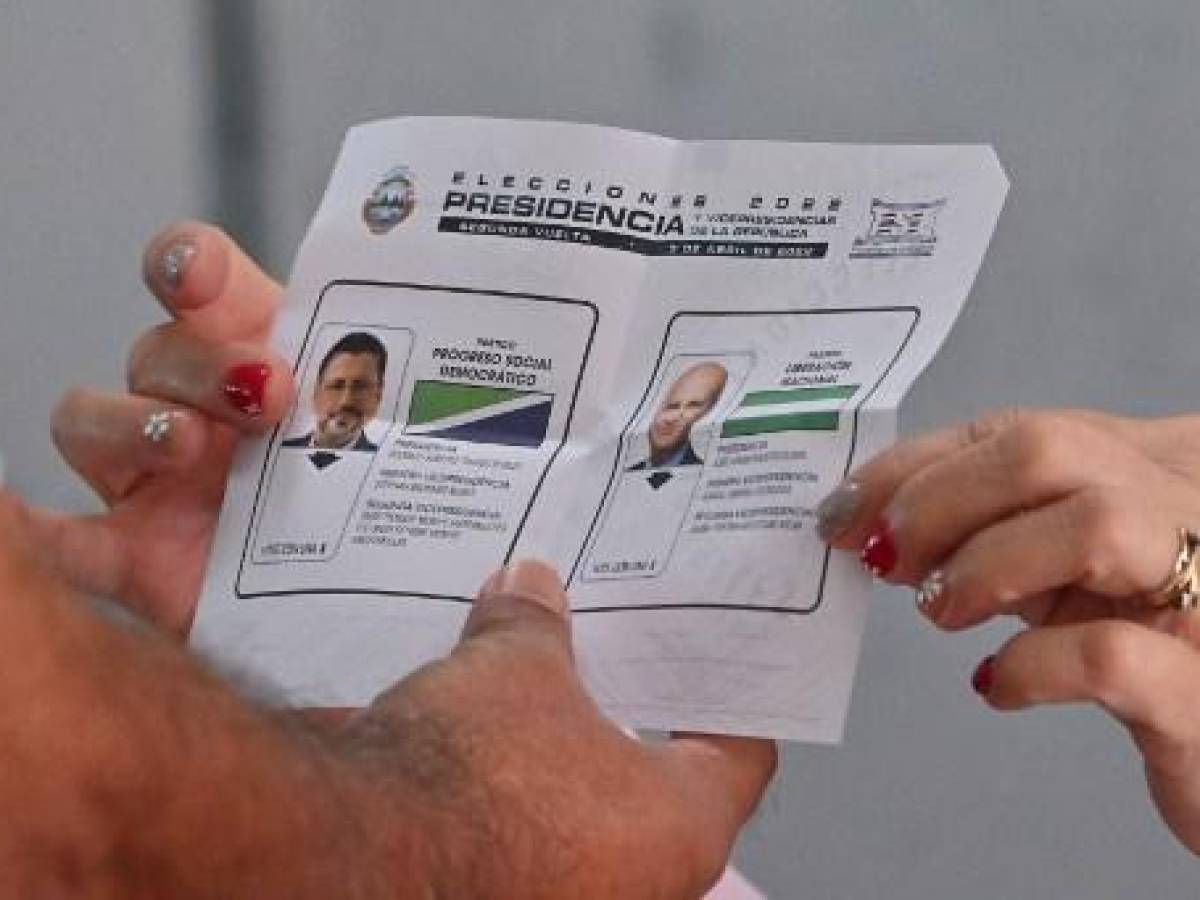 Foto de la papeleta en segunda vuelta de la elección presidencial en Costa Rica (Photo by LUIS ACOSTA / AFP) Foto de la papeleta en segunda vuelta de la elección presidencial en Costa Rica (Photo by LUIS ACOSTA / AFP)