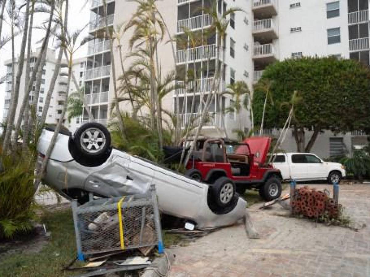BONITA SPRINGS, FL - 29 DE SEPTIEMBRE: Vehículos dañados por tormentas después del huracán Ian el 29 de septiembre de 2022 en Bonita Springs, Florida. El huracán Ian trajo fuertes vientos, marejadas ciclónicas y lluvias al área causando graves daños. Sean Rayford/Getty Images/AFP (Foto de Sean Rayford/GETTY IMAGES NORTH AMERICA/Getty Images vía AFP) BONITA SPRINGS, FL - 29 DE SEPTIEMBRE: Vehículos dañados por tormentas después del huracán Ian el 29 de septiembre de 2022 en Bonita Springs, Florida. El huracán Ian trajo fuertes vientos, marejadas ciclónicas y lluvias al área causando graves daños. Sean Rayford/Getty Images/AFP (Foto de Sean Rayford/GETTY IMAGES NORTH AMERICA/Getty Images vía AFP)