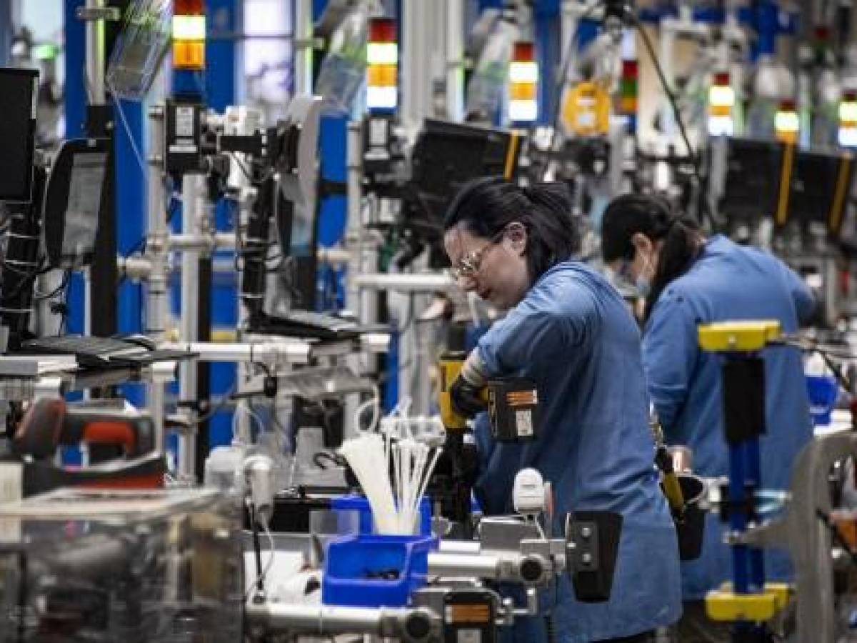<i>Los empleados construyen y prueban robots en el BOS27 Robotics Innovation Hub de Amazon en Westborough, Massachusetts, el 10 de noviembre de 2022. - Nada es cuestión de suerte en Amazon. El laboratorio de robótica del gigante estadounidense del comercio electrónico está desarrollando la automatización de sus centros de distribución en todo el mundo para que los clientes reciban sus pedidos de manera eficiente en el menor tiempo posible. Delivering the Future” es el lema de este “hub del universo robot” que está convirtiendo a la compañía que Jeff Bezos fundó hace 28 años para vender libros a través de Internet en pionera en distribución con tecnología propia y producción “made in USA”. (Foto de Joseph Prezioso / AFP)</i> <i>Los empleados construyen y prueban robots en el BOS27 Robotics Innovation Hub de Amazon en Westborough, Massachusetts, el 10 de noviembre de 2022. - Nada es cuestión de suerte en Amazon. El laboratorio de robótica del gigante estadounidense del comercio electrónico está desarrollando la automatización de sus centros de distribución en todo el mundo para que los clientes reciban sus pedidos de manera eficiente en el menor tiempo posible. Delivering the Future” es el lema de este “hub del universo robot” que está convirtiendo a la compañía que Jeff Bezos fundó hace 28 años para vender libros a través de Internet en pionera en distribución con tecnología propia y producción “made in USA”. (Foto de Joseph Prezioso / AFP)</i>