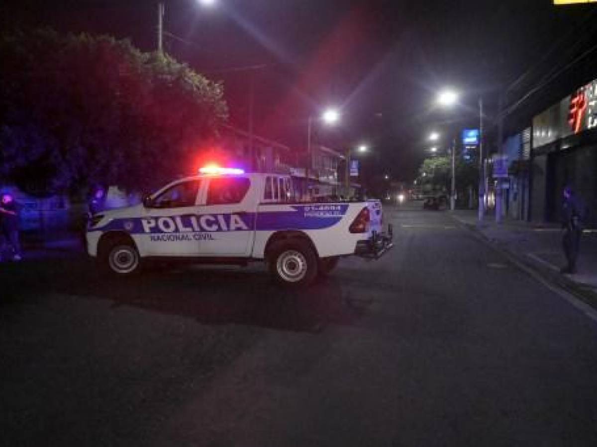 Miembros de la Policía trabajan en una escena de homicidio en Colón, La Libertad. (Photo by MARVIN RECINOS / AFP) Miembros de la Policía trabajan en una escena de homicidio en Colón, La Libertad. (Photo by MARVIN RECINOS / AFP)