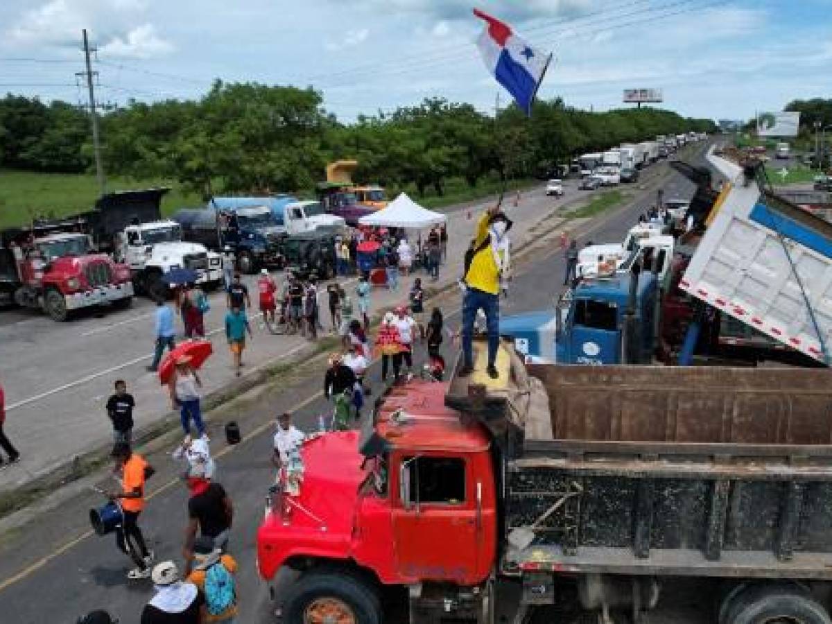 En esta vista aérea, los manifestantes bloquean la carretera Panamericana en Chame, Panamá, el 14 de julio de 2022. (Foto de Ivan PISARENKO / AFP) En esta vista aérea, los manifestantes bloquean la carretera Panamericana en Chame, Panamá, el 14 de julio de 2022. (Foto de Ivan PISARENKO / AFP)