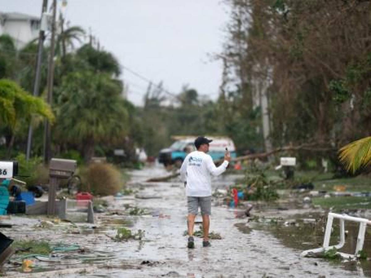 BONITA SPRINGS, FL - 29 DE SEPTIEMBRE: Un hombre documenta los daños causados por la tormenta con su teléfono después del huracán Ian el 29 de septiembre de 2022 en Bonita Springs, Florida. La tormenta tocó tierra en los EE. UU. en Cayo Costa, Florida, y trajo fuertes vientos, marejadas ciclónicas y lluvia al área causando daños severos. Sean Rayford/Getty Images/AFP (Foto de Sean Rayford/GETTY IMAGES NORTH AMERICA/Getty Images vía AFP) BONITA SPRINGS, FL - 29 DE SEPTIEMBRE: Un hombre documenta los daños causados por la tormenta con su teléfono después del huracán Ian el 29 de septiembre de 2022 en Bonita Springs, Florida. La tormenta tocó tierra en los EE. UU. en Cayo Costa, Florida, y trajo fuertes vientos, marejadas ciclónicas y lluvia al área causando daños severos. Sean Rayford/Getty Images/AFP (Foto de Sean Rayford/GETTY IMAGES NORTH AMERICA/Getty Images vía AFP)