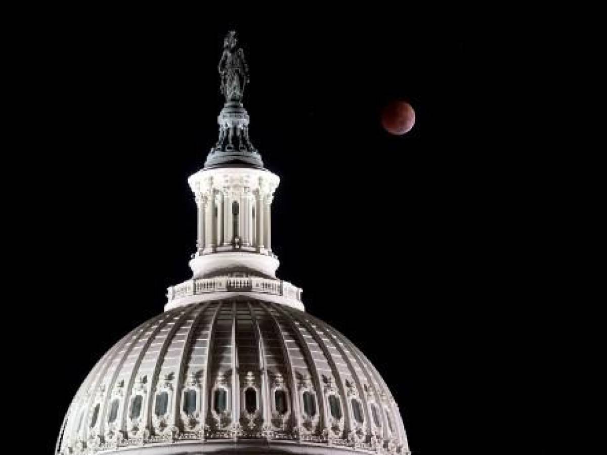<i>La Luna se pone durante un eclipse lunar total detrás de la Estatua de la Libertad en la parte superior de la cúpula del Capitolio de EE. UU. en la mañana de las elecciones de mitad de período de EE. UU., en Washington, DC, el 8 de noviembre de 2022. (Foto de Stefani Reynolds / AFP)</i> <i>La Luna se pone durante un eclipse lunar total detrás de la Estatua de la Libertad en la parte superior de la cúpula del Capitolio de EE. UU. en la mañana de las elecciones de mitad de período de EE. UU., en Washington, DC, el 8 de noviembre de 2022. (Foto de Stefani Reynolds / AFP)</i>