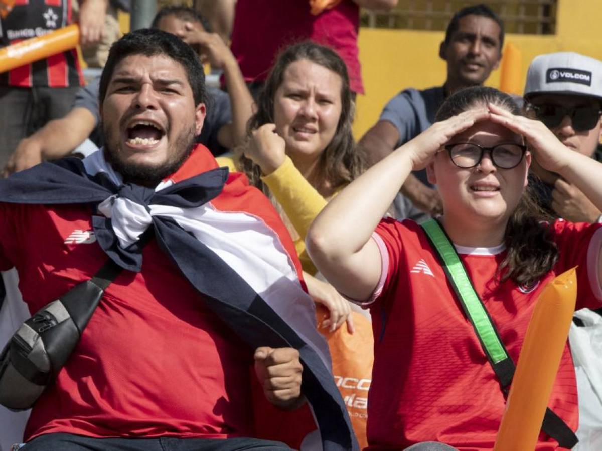 <i>Los fanáticos del fútbol costarricense reaccionan mientras ven el partido de fútbol del Grupo E de la Copa Mundial de Qatar 2022 entre Costa Rica y Alemania en San José, el 1 de diciembre de 2022. (Foto de Ezequiel BECERRA / AFP)</i> <i>Los fanáticos del fútbol costarricense reaccionan mientras ven el partido de fútbol del Grupo E de la Copa Mundial de Qatar 2022 entre Costa Rica y Alemania en San José, el 1 de diciembre de 2022. (Foto de Ezequiel BECERRA / AFP)</i>