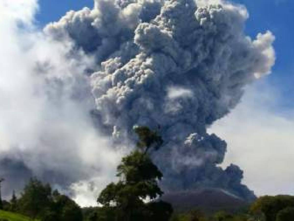 La erupción del volcán Turrialba ha cubierto de cenizas buena parte de la capital costarricense. (Foto: crhoy / Allan Chaverri).