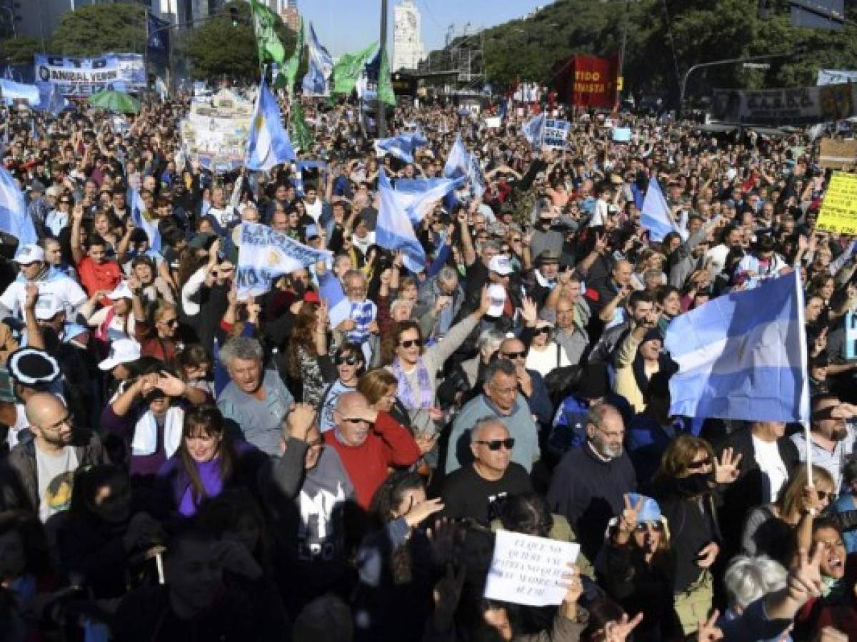 Argentina: Multitudinaria manifestación rechaza acuerdo con el FMI