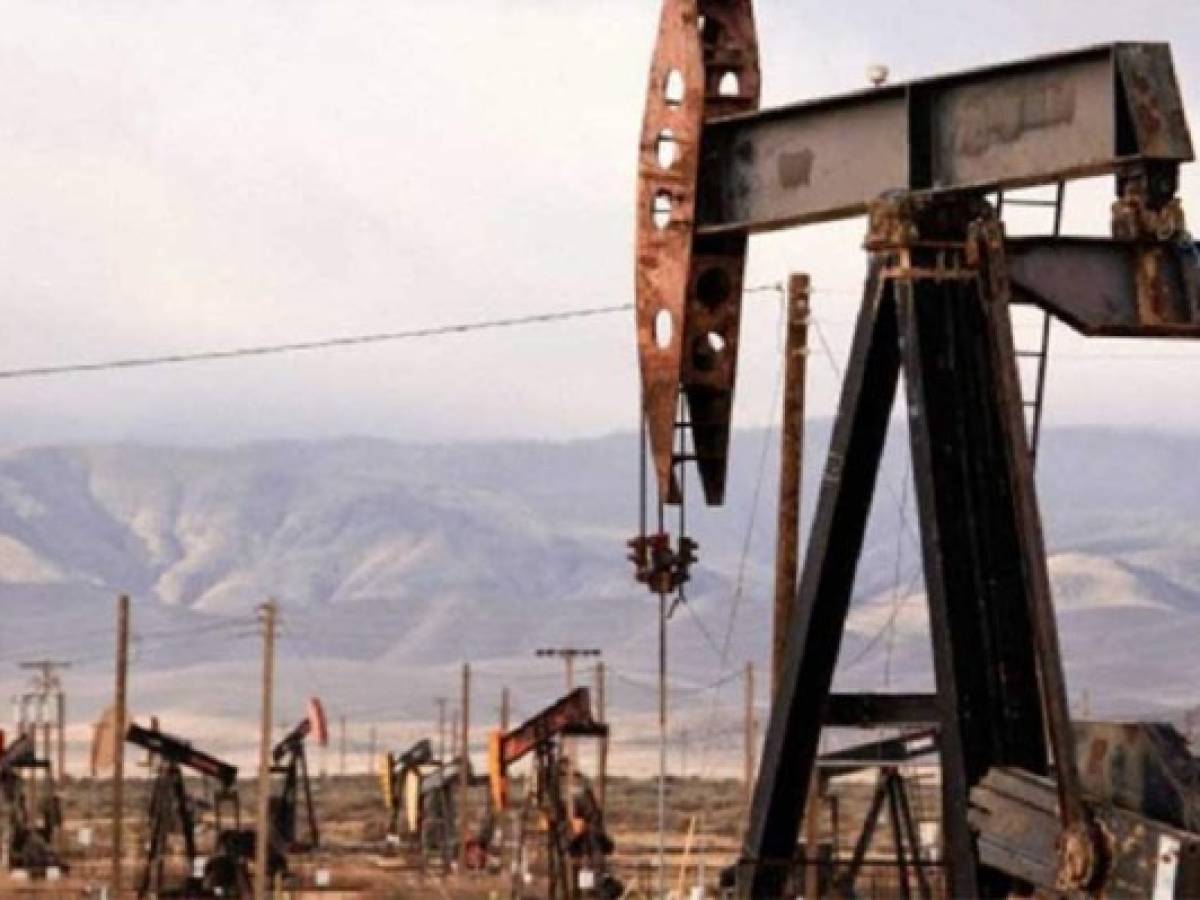 Petróleo en mínimos de cuatro meses por desplome de bolsa china