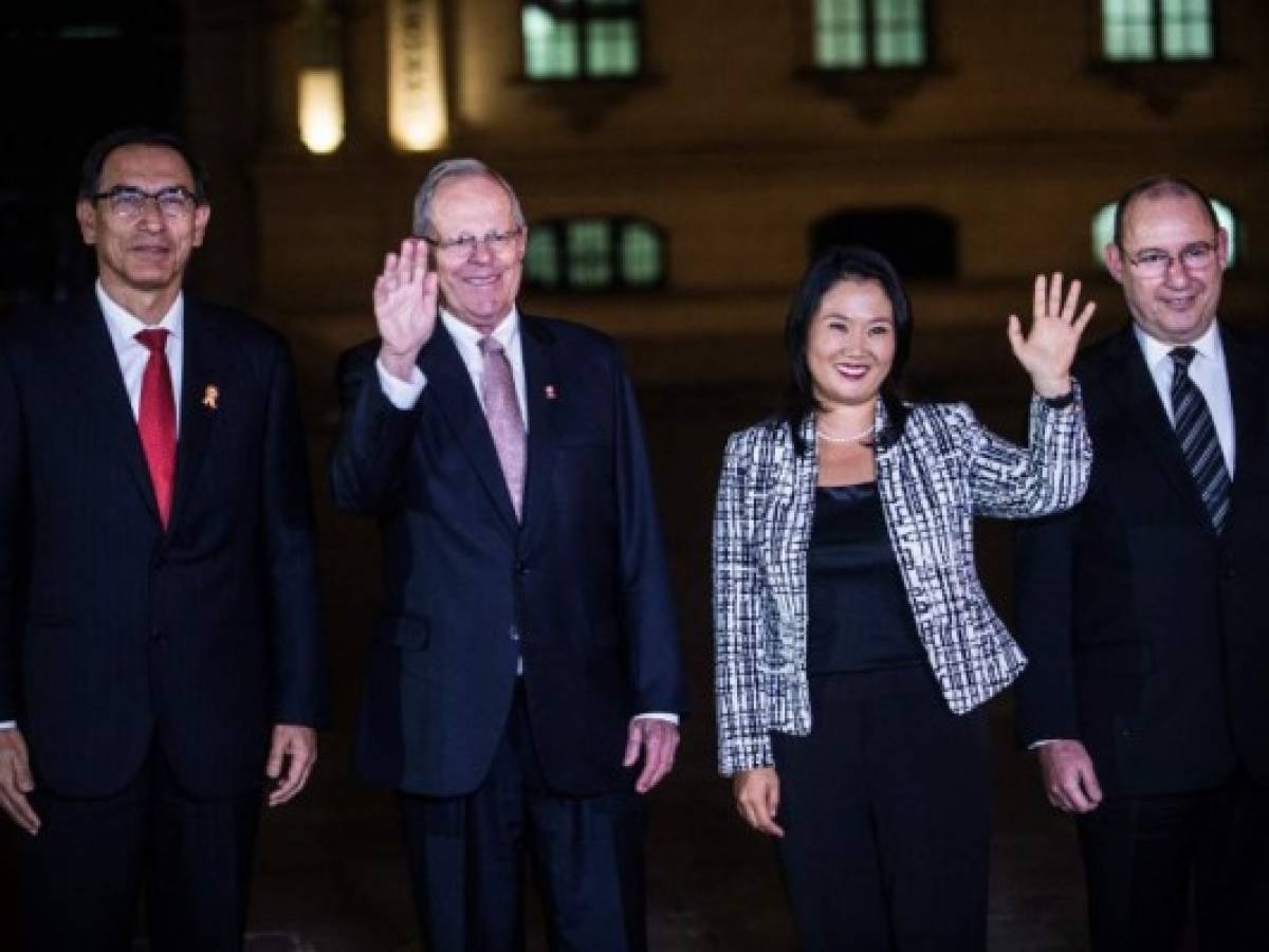 Pedro Pablo Kuczynski junto a la líder del partido Fuerza Popular, Keiko Fujimori, en julio de 2017. Keiko es hija del expresidente Alberto Fujimori a quien Kuczynski indultó y liberó de prisión -donde purgaba una condena por crímenes contra la humanidad- en diciembre pasado. Pedro Pablo Kuczynski junto a la líder del partido Fuerza Popular, Keiko Fujimori, en julio de 2017. Keiko es hija del expresidente Alberto Fujimori a quien Kuczynski indultó y liberó de prisión -donde purgaba una condena por crímenes contra la humanidad- en diciembre pasado.