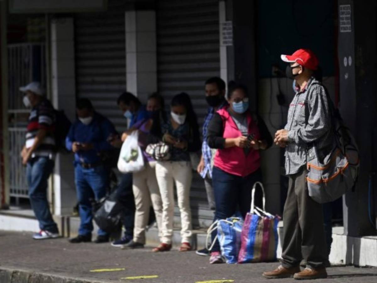 El Salvador: Filas en centros comerciales y tiendas en retorno a las actividades económicas
