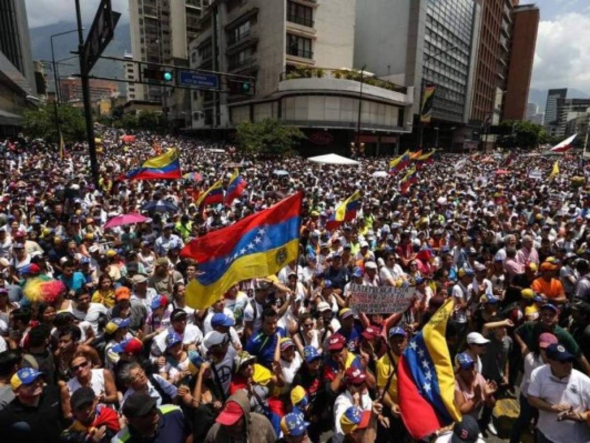 Opositores chocan con fuerzas de seguridad en Venezuela en nueva marcha contra Maduro