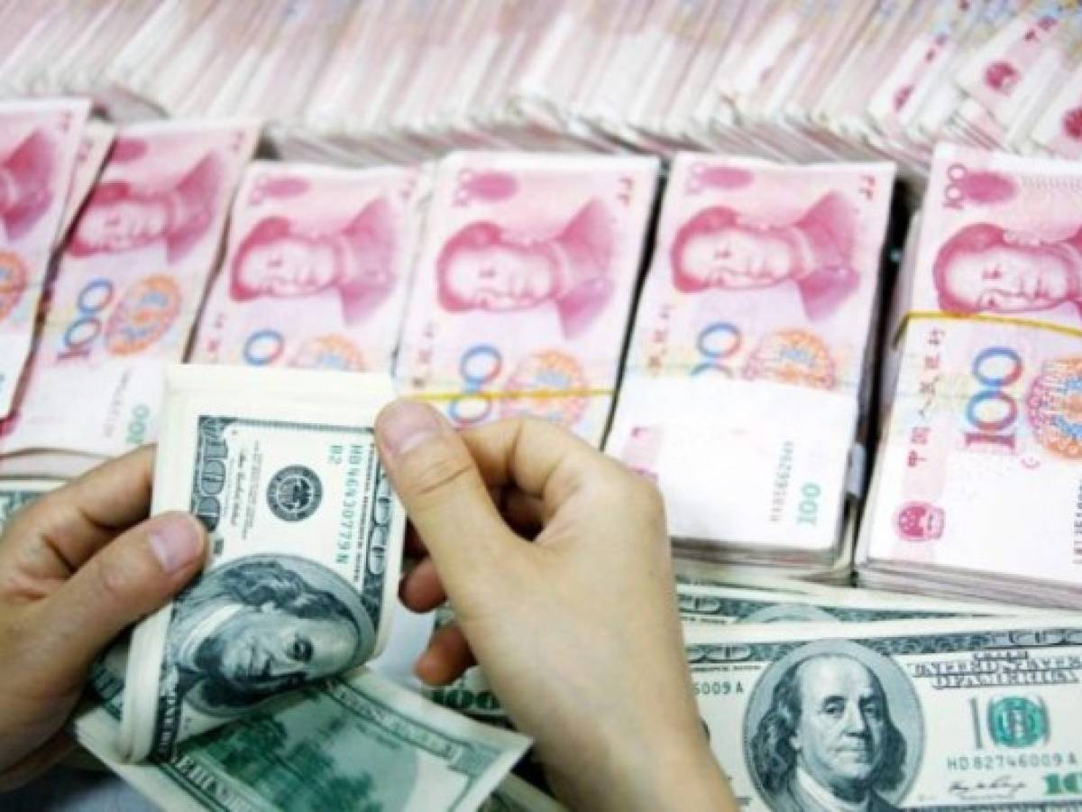 China calma a inversores por devaluación del yuan