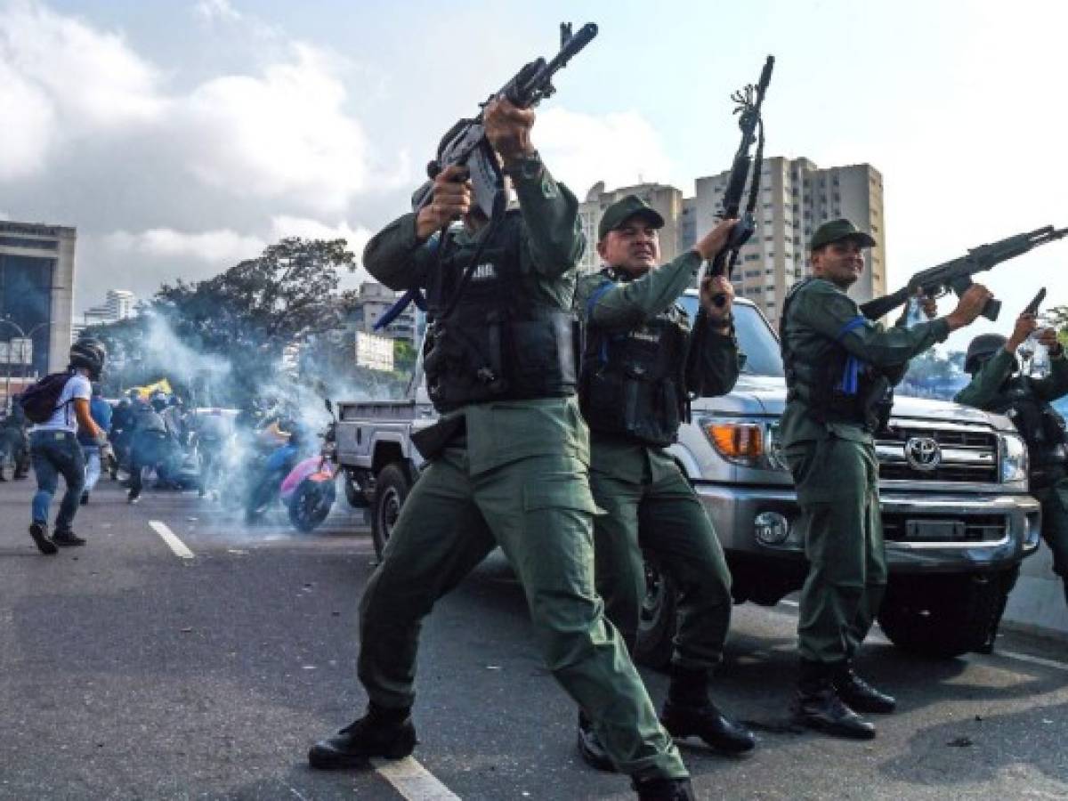 Venezuela: Crece la tensión por levantamiento militar contra Maduro