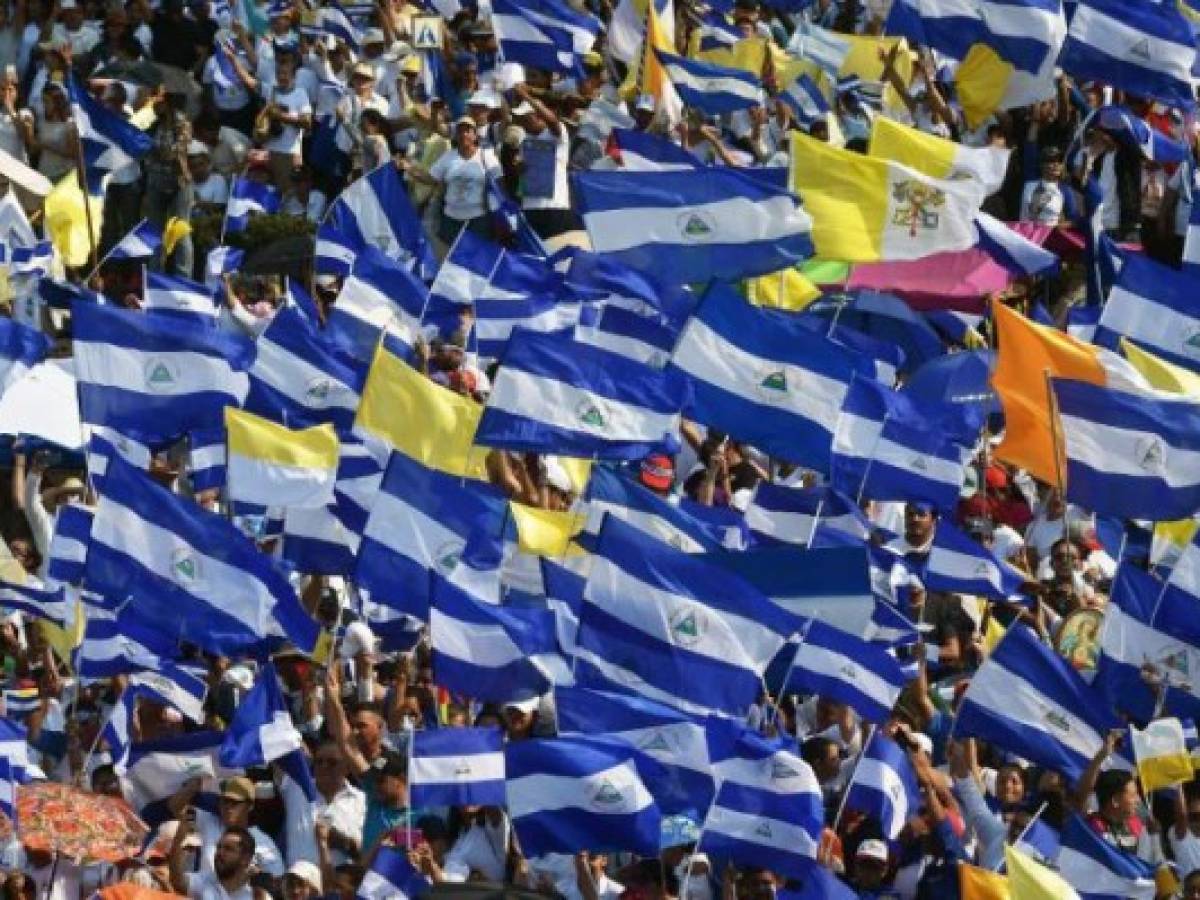 Catholic faithful take part in an open air mass, to demand the end of violence in the country, outside the Metropolitan Cathedral in Managua on April 28, 2018.University students at the forefront of anti-government unrest in Nicaragua on Saturday issued conditions for talks with the government of President Daniel Ortega. The demands followed a week of protests and clashes with police that left at least 43 people dead, according to a leading human rights group. / AFP PHOTO / RODRIGO ARANGUA