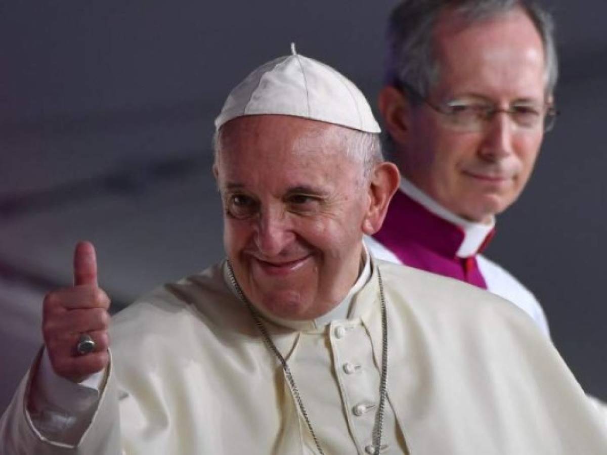 Pope Francis gives his thumb up upon arriving to preside over an evening vigil with young people at the Campo San Juan Pablo II in Panama City, on January 26, 2019. - Pope Francis will meet young student priests on Saturday on the fourth day of his visit to Panama for World Youth Day celebrations, a day after the clergy sex abuse scandal haunting his papacy returned to the spotlight. (Photo by Alberto PIZZOLI / AFP)