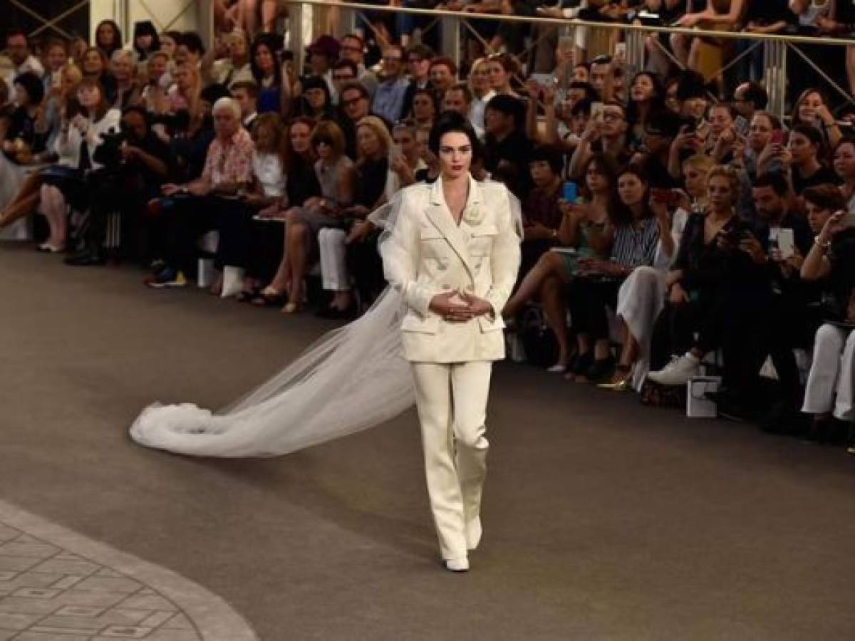 Karl Lagerfeld reinventa el saco de Chanel con un láser 3D