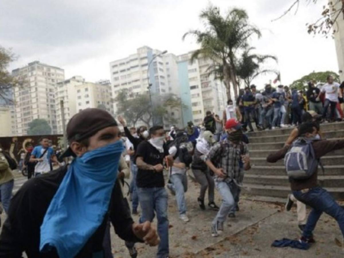 Oposición venezolana sigue en la calle en violenta protesta contra Maduro