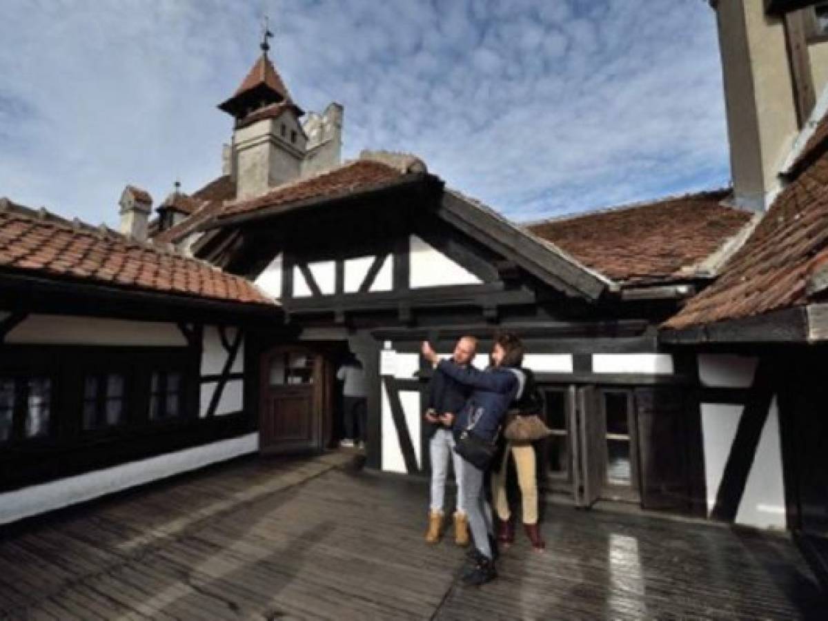 ARCHIVO - En esta foto del 31 de octubre de 2016, un niño disfrazado afuera del Castillo de Bran, más conocido como el Castillo de Drácula, en la región central de Transilvania en Rumania. (AP Foto/Vadim Ghirda, Archivo)