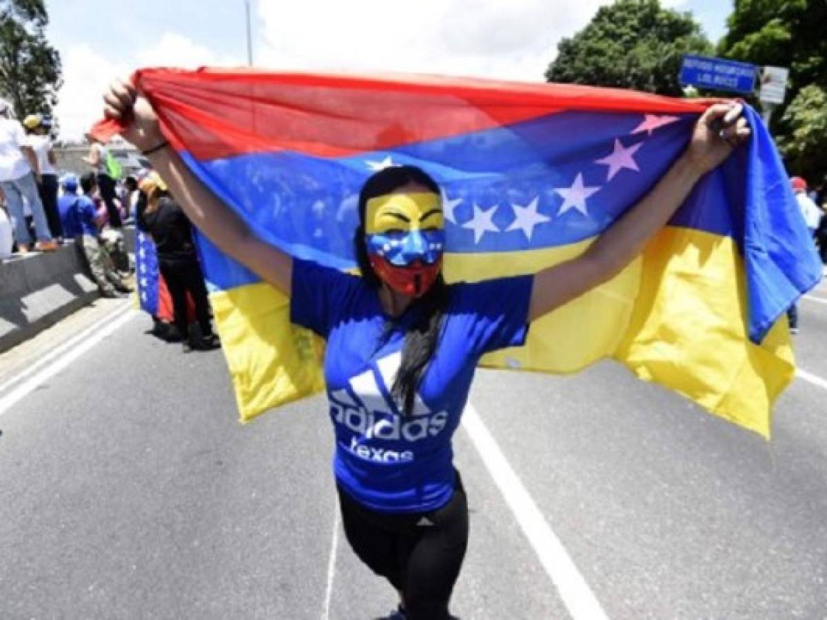 Miles de opositores desafían a Maduro en Venezuela