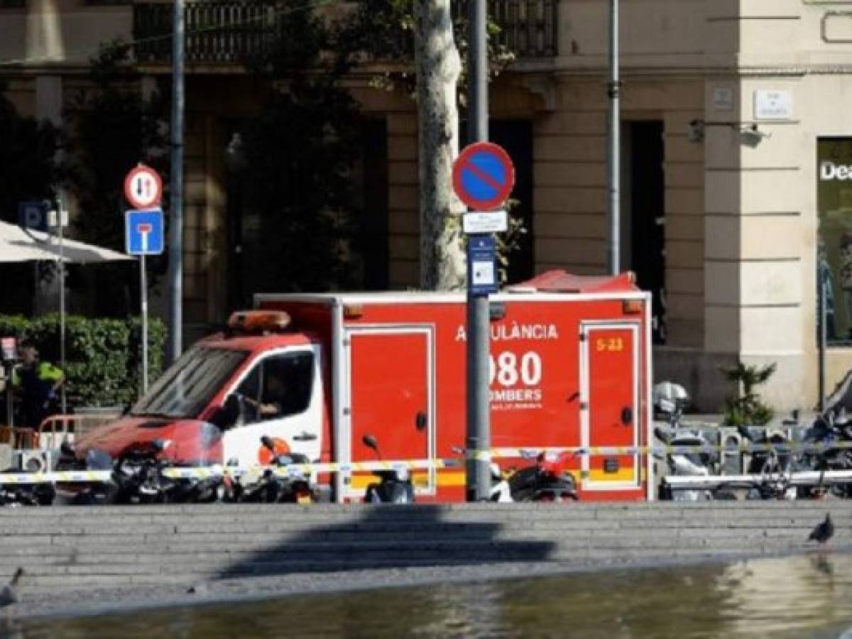 Tras el atropello la policía ha recorrido las tiendas, restaurantes y hoteles de la zona ordenando a los propietarios que cerraran las persianas y que nadie saliera a la calle. (Foto: AFP). Tras el atropello la policía ha recorrido las tiendas, restaurantes y hoteles de la zona ordenando a los propietarios que cerraran las persianas y que nadie saliera a la calle. (Foto: AFP).