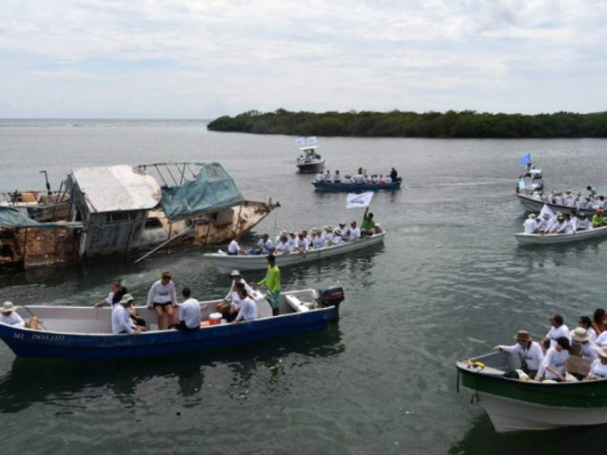 Birnbaum encabezó la semana pasada un grupo de 125 ejecutivos y empleados de la empresa llegados desde diferentes partes del mundo a Roatán para poner a funcionar la máquina. Birnbaum encabezó la semana pasada un grupo de 125 ejecutivos y empleados de la empresa llegados desde diferentes partes del mundo a Roatán para poner a funcionar la máquina.