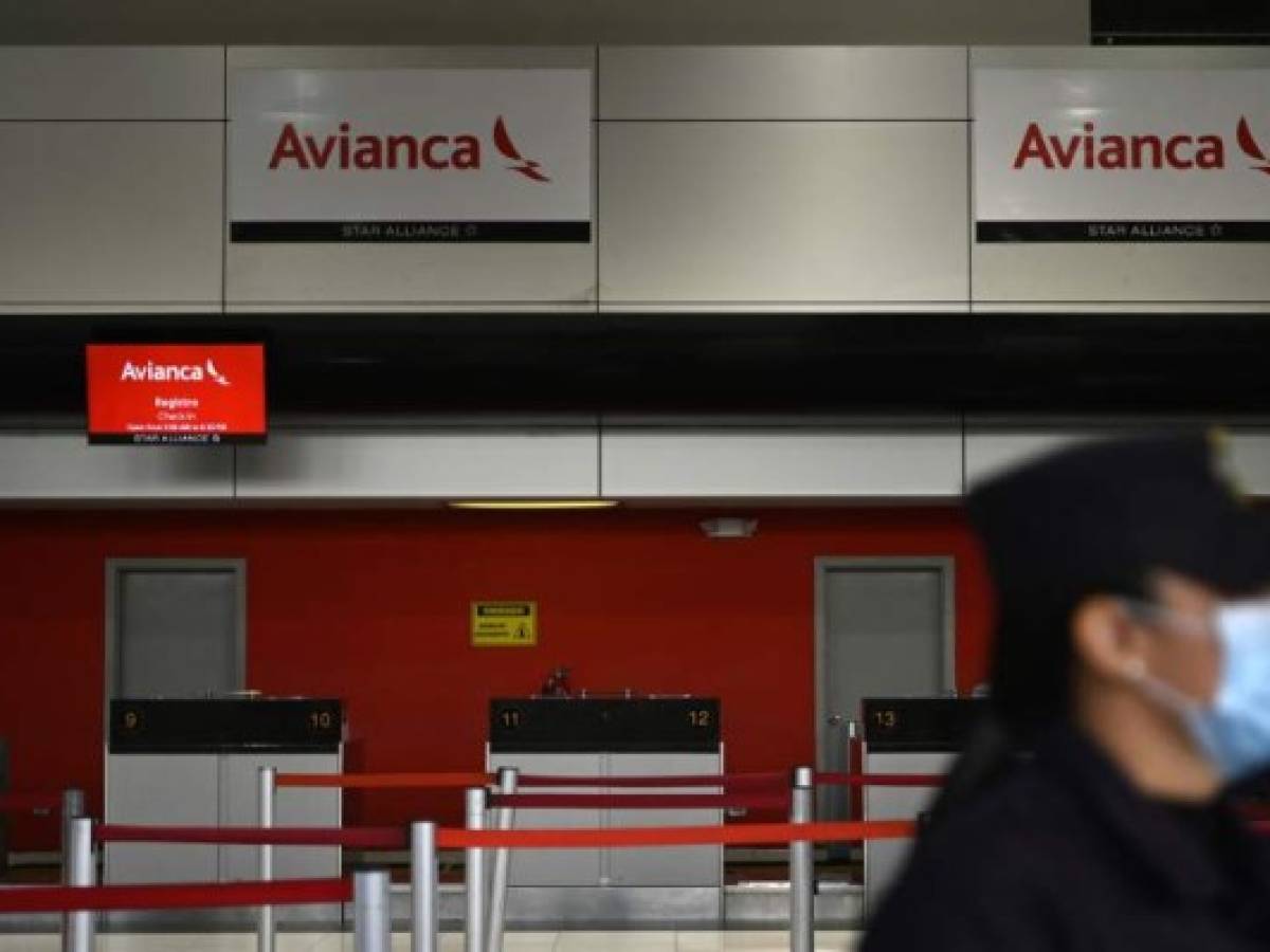 El mostrador de boletos de Avianca Airlines permanece cerrado en el Aeropuerto Internacional San Oscar Romero en San Luis Talpa, El Salvador, el 17 de marzo de 2020. - El presidente de El Salvador, Nayib Bukele, dijo el martes que el Aeropuerto Internacional San Oscar Romero cerrará para vuelos comerciales y permanecerá abierto solo para tráfico humanitario y carga, como medida preventiva contra la propagación del nuevo coronavirus, COVID-19. (Foto por MARVIN RECINOS / AFP)