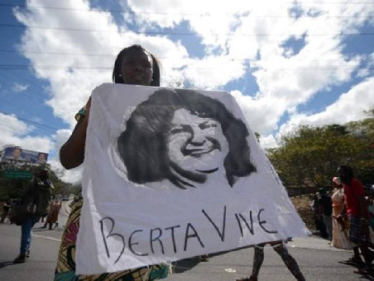 Activists protest demanding justice in the case of the murder of indigenous enviromentalist Berta Caceres in the first anniversary of her demise, in Tegucigalpa, on March 1, 2017. / AFP PHOTO / ORLANDO SIERRA