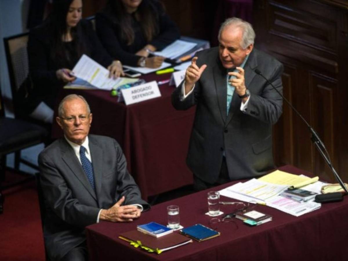 Pedro Pablo Kuczynski (izquierda) junto a su abogado Alberto Borea durante su comparecencia ante el Congreso en el primer intento por retirarlo del cargo por casos de corrupción en diciembre de 2017.