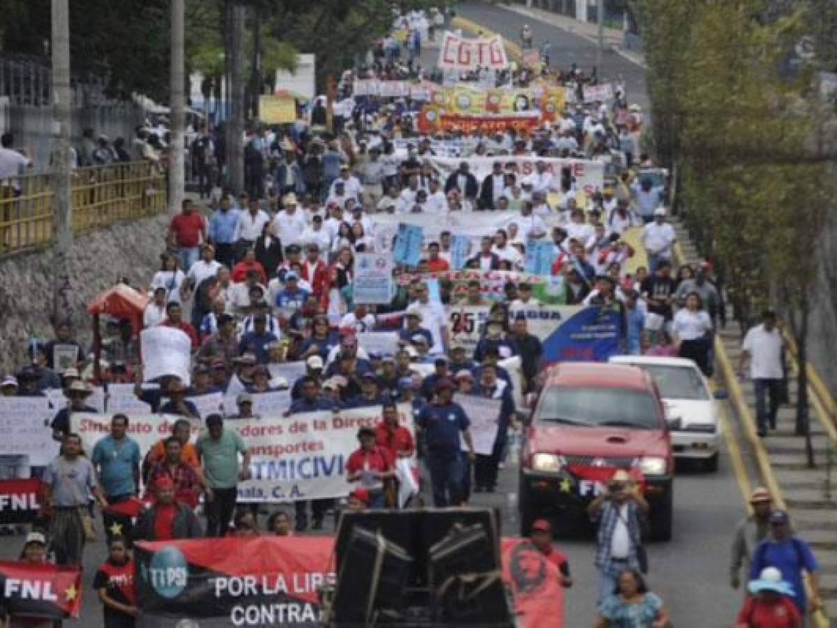 Guatemaltecos repudian corrupción en gobierno en marcha de trabajadores