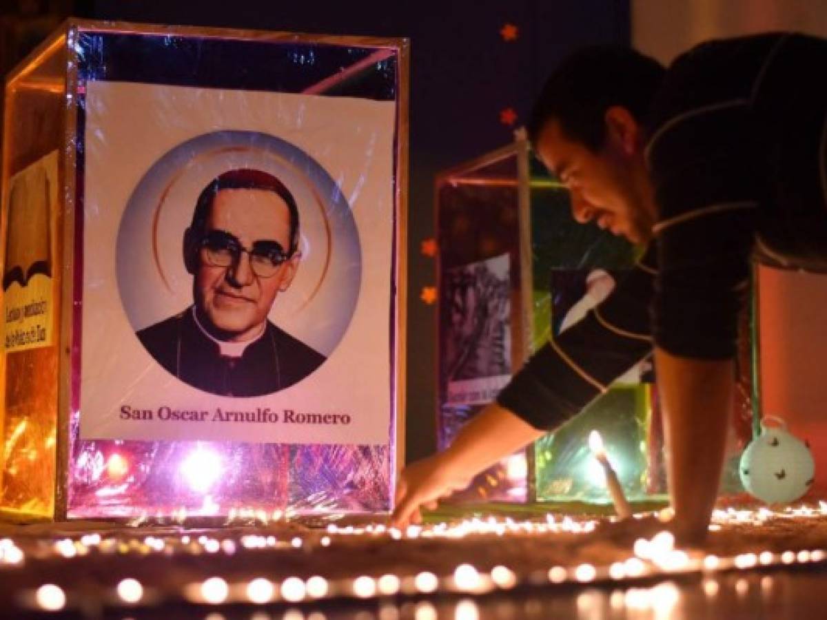Fieles católicos encienden una vela en Ciudad Barrios, la ciudad donde nació monseñor Óscar Romero. (Photo by Oscar RIVERA / AFP)