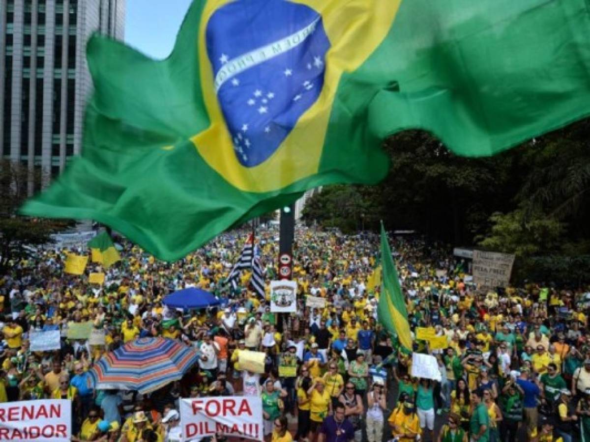 Casi un millón marchó en Brasil contra Dilma