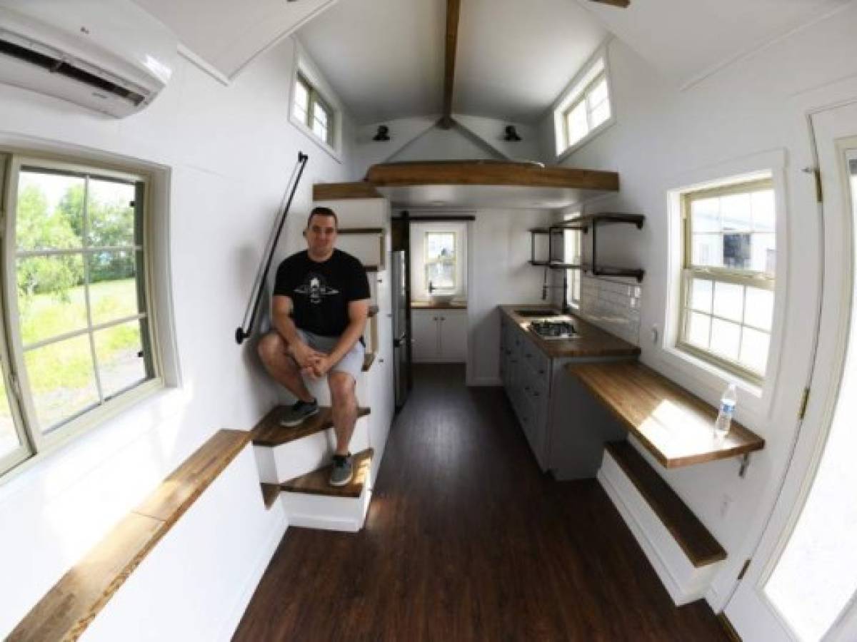 Marcus Stoltzfus dentro de una minivivienda en Liberation Tiny Homes, en Leola, Pennsylvania. Históricamente EEUU se ha distinguido como el país 'Big Size', pero las cosas están cambiando. Foto por Don Emmert / AFP Marcus Stoltzfus dentro de una minivivienda en Liberation Tiny Homes, en Leola, Pennsylvania. Históricamente EEUU se ha distinguido como el país 'Big Size', pero las cosas están cambiando. Foto por Don Emmert / AFP