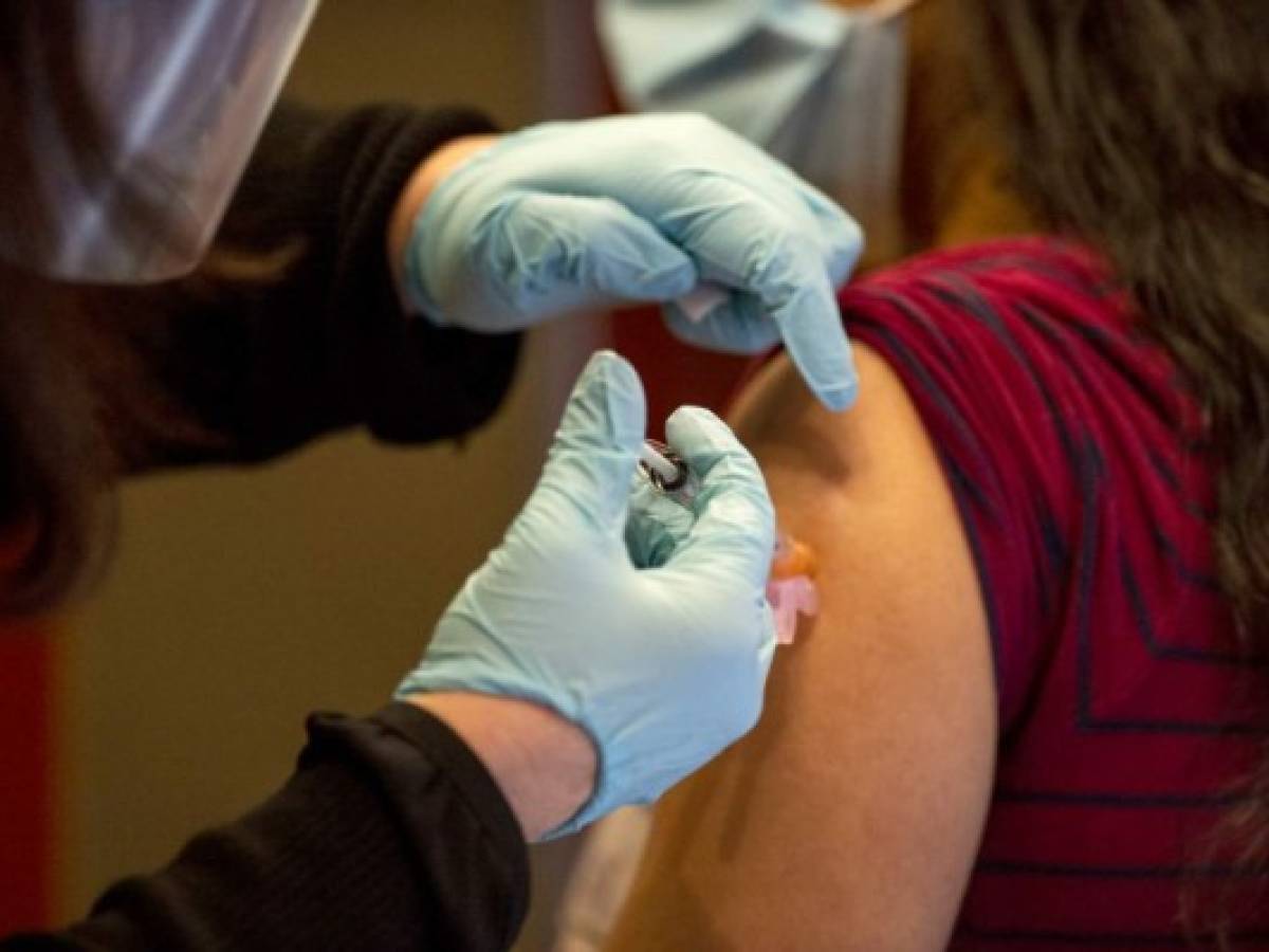 Primeras vacunas de Moderna contra covid-19 administradas en EE.UU.