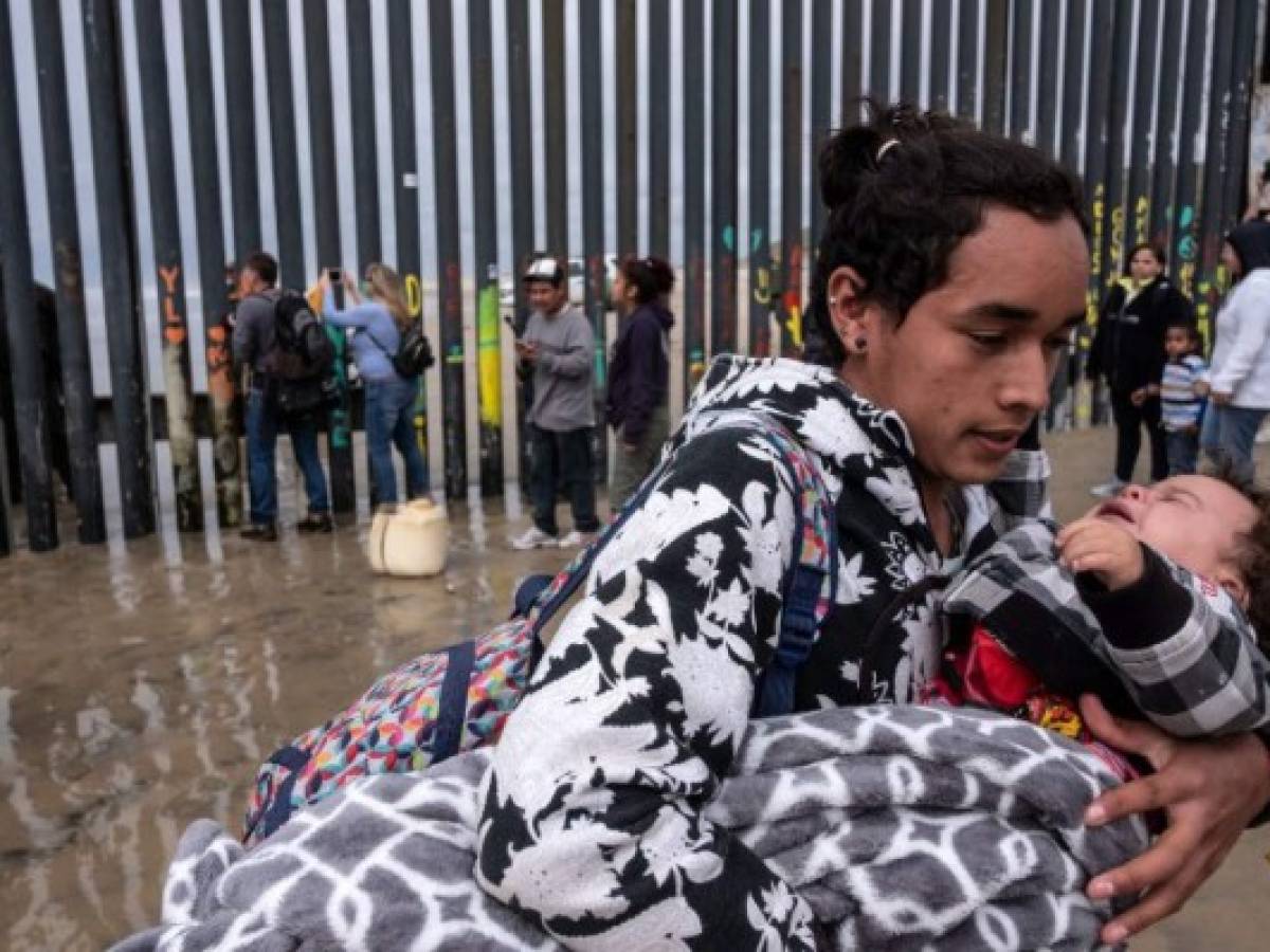 Repelen con gas a centroamericanos que trataban de cruzar muro entre México y EEUU