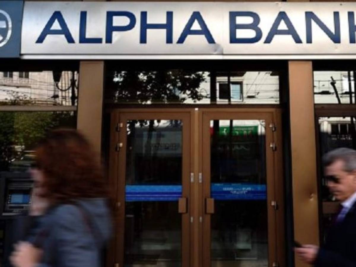 Grecia reabre bancos, hace pagos atrasados y sale del ‘default’