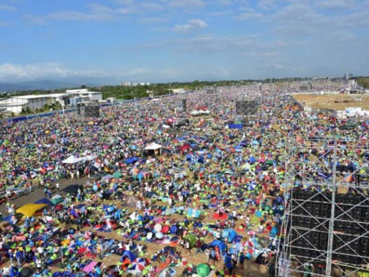 Pilgrims gather to wait for Pope Francis to arrive for a vigil with young people at the Campo San Juan Pablo II in Panama City, on January 26, 2019. - Pope Francis will meet young student priests on Saturday on the fourth day of his visit to Panama for World Youth Day celebrations, a day after the clergy sex abuse scandal haunting his papacy returned to the spotlight. (Photo by JOHAN ORDONEZ / AFP)