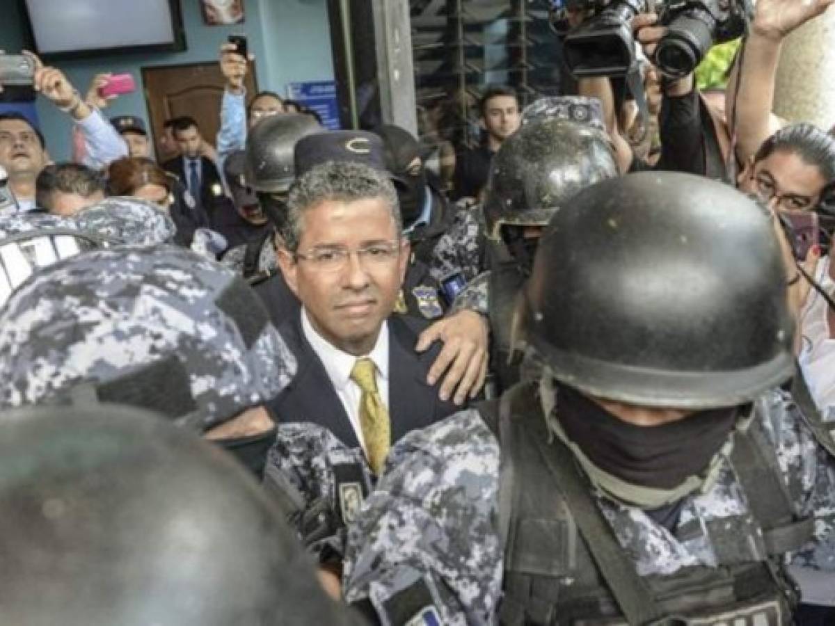 El Salvador: expresidente Flores con arresto domiciliario
