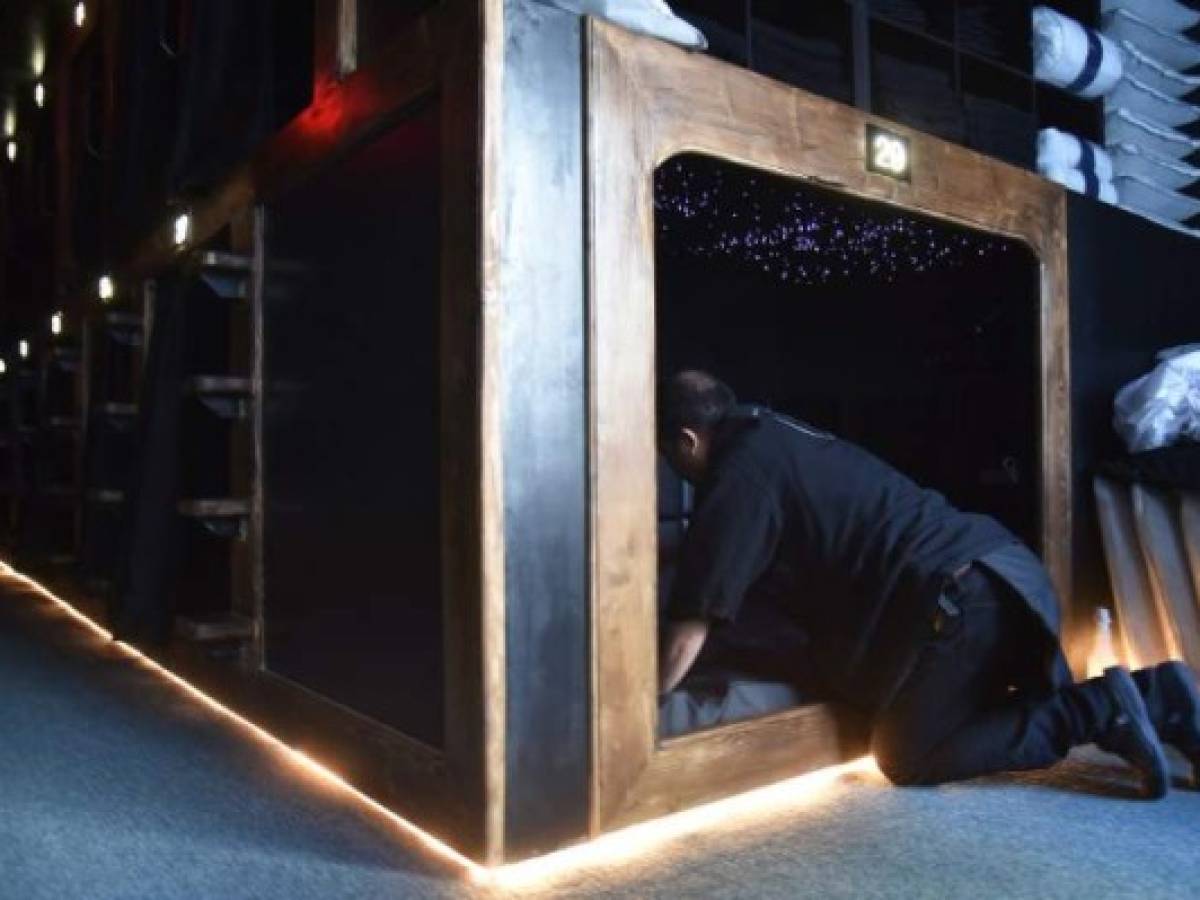 Nap York es un edificio de tres pisos en pleno Manhattan, muy cerca de Penn Station, que abrió hace tres meses y también ofrece yoga, meditación y bebidas y comida saludable en un ambiente silencioso. Por 12 dólares, es posible alquilar durante media hora una pequeña cabina. Nap York es un edificio de tres pisos en pleno Manhattan, muy cerca de Penn Station, que abrió hace tres meses y también ofrece yoga, meditación y bebidas y comida saludable en un ambiente silencioso. Por 12 dólares, es posible alquilar durante media hora una pequeña cabina.