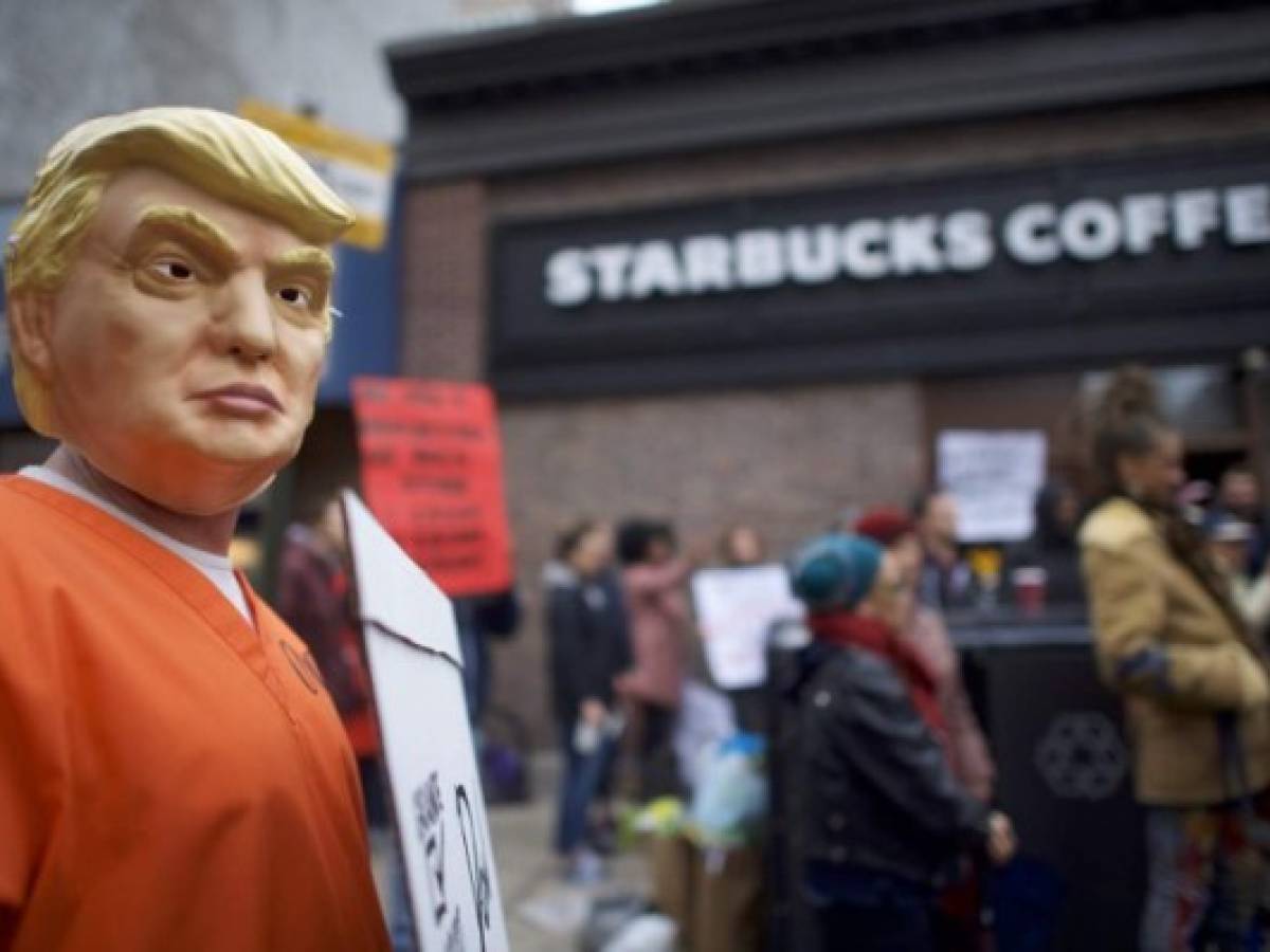 Starbucks enfrenta polémica en EEUU acusada de discriminación racial