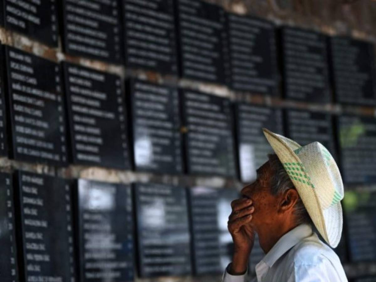 Militares salvadoreños impiden a juez revisar archivos por masacre de la guerra civil