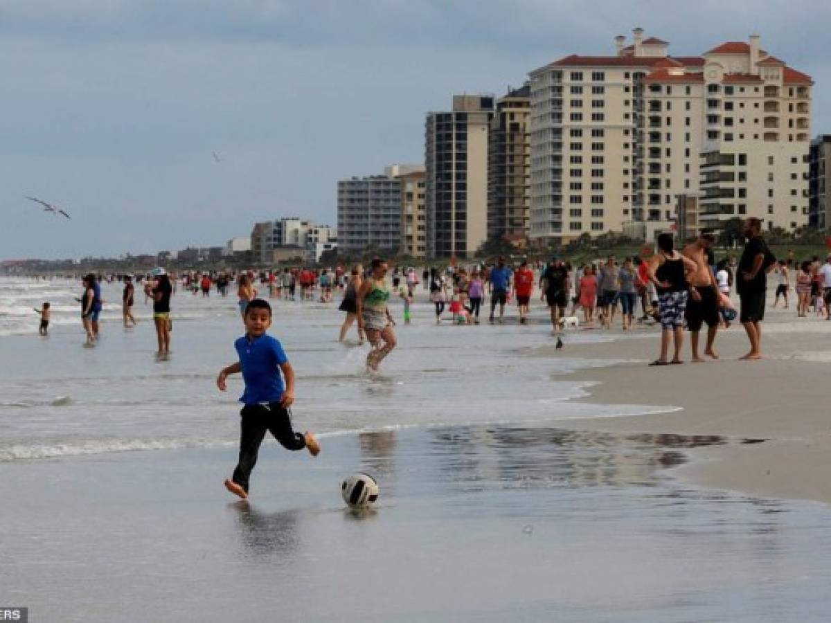 Playas de Florida vuelven a llenarse pese al avance del coronavirus