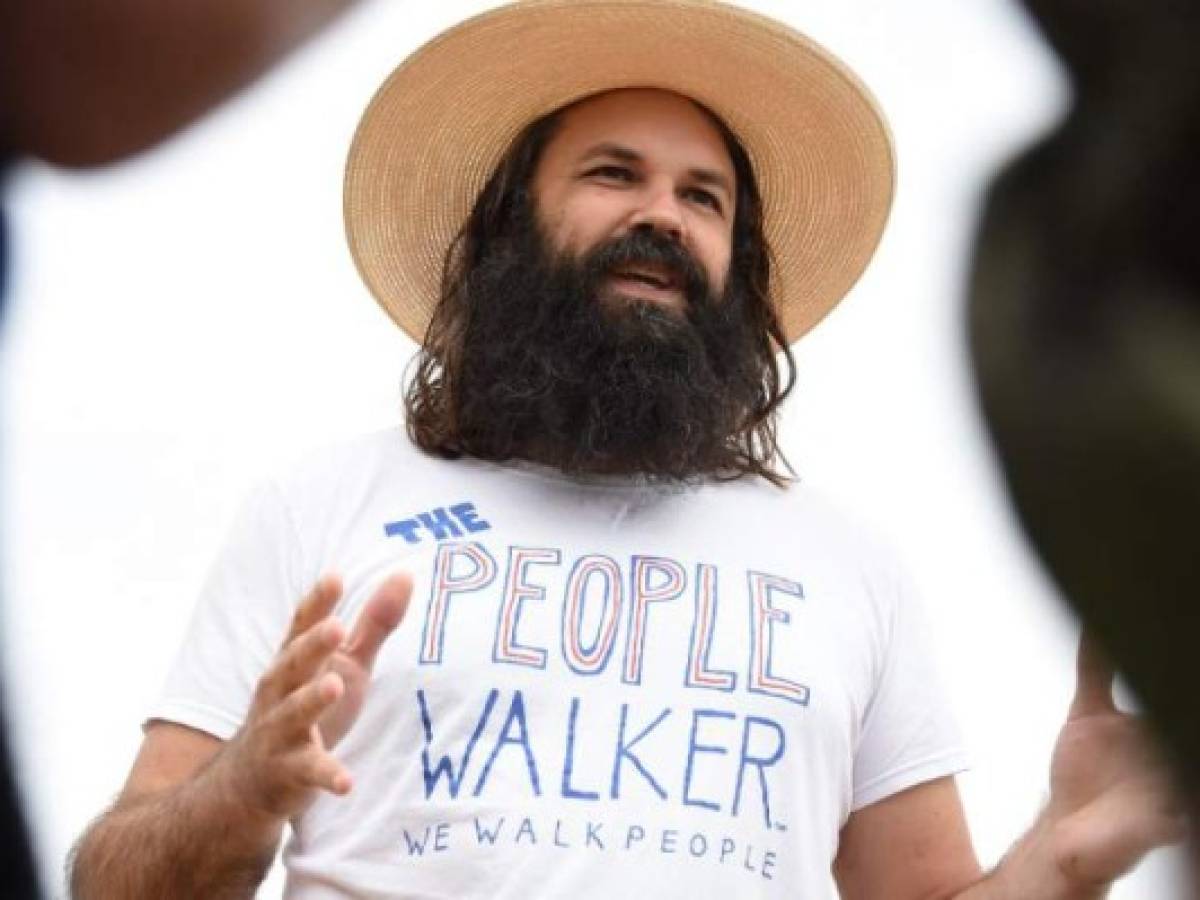 Chuck McCarthy, el hombre con tupida barba, comenzó a trabajar como The People Walker (el paseador de gente) hace dos años, pero la demanda era tal que ahora hay 35 más como él en su equipo y un sitio web donde las personas pueden elegir recorridos y compañeros. Chuck McCarthy, el hombre con tupida barba, comenzó a trabajar como The People Walker (el paseador de gente) hace dos años, pero la demanda era tal que ahora hay 35 más como él en su equipo y un sitio web donde las personas pueden elegir recorridos y compañeros.