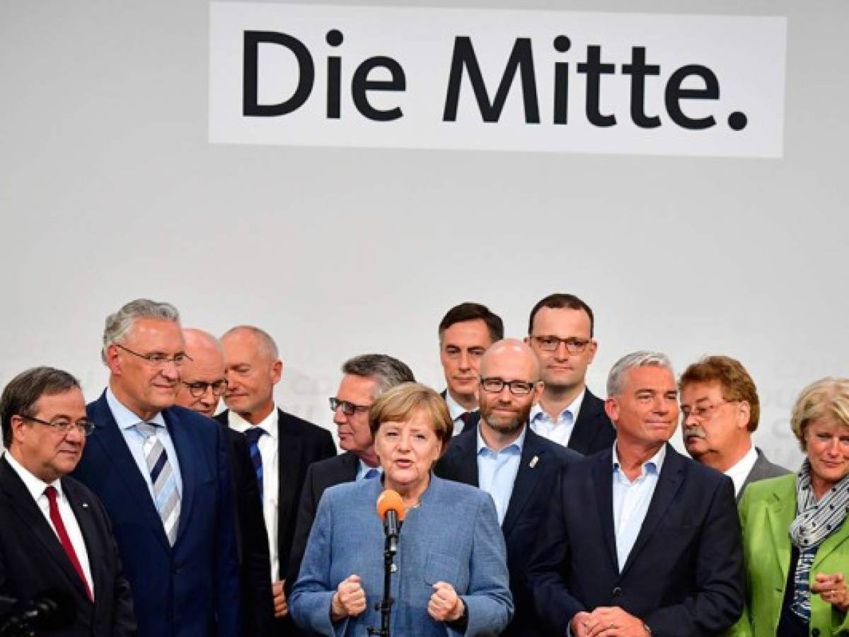 Victoria de Merkel en elecciones alemanas, ensombrecida por auge de ultraderecha