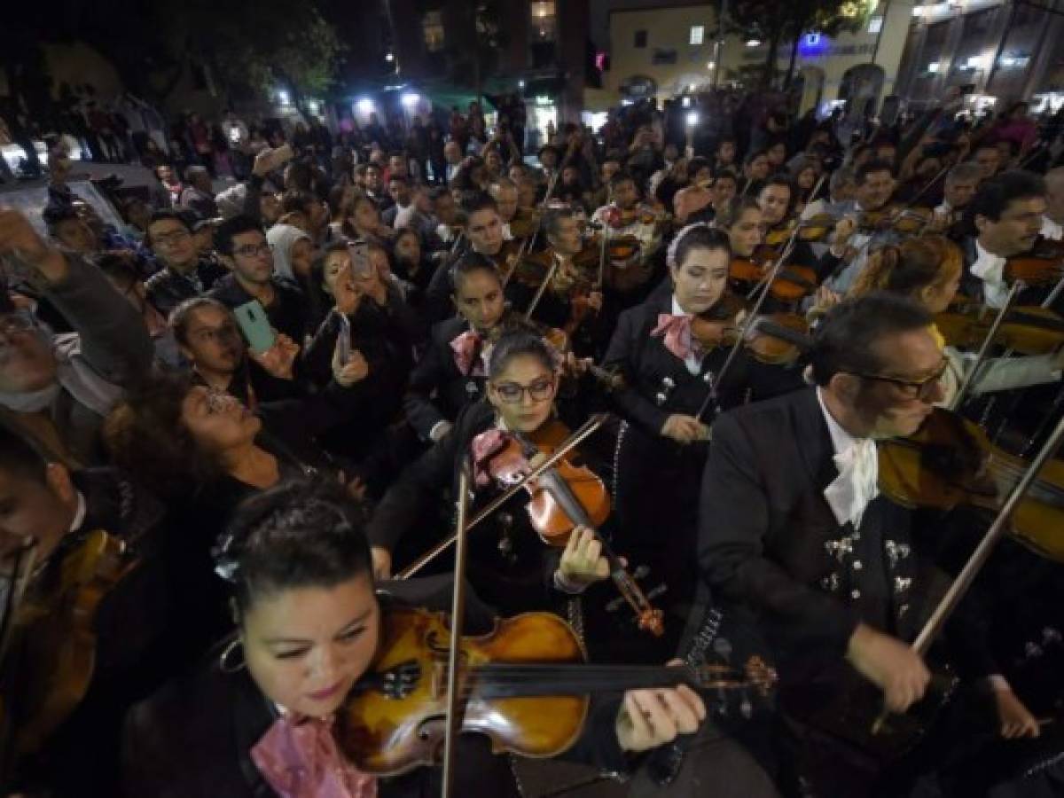 Cientos de mariachis dan serenata masiva en Plaza Garibaldi para reactivar turismo